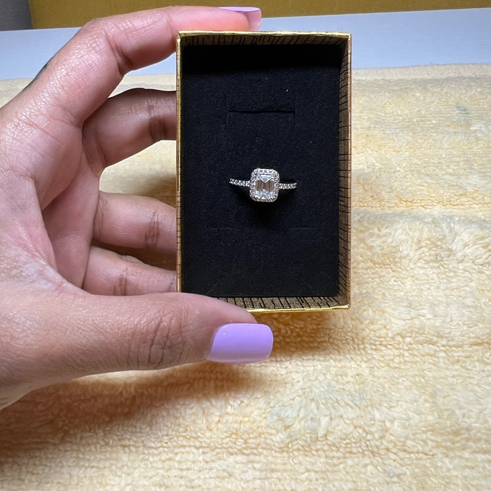 925 Sterling silver band with 1ct Moissanite diamond stone surround by cz Size 6